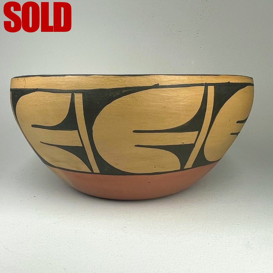 Robert Aguilar | Santo Domingo Pueblo  Pottery |Chili Pot
| Price: $250.  +   shipping, depending on your location | Texas sales tax applies to Texas Residents! | 
CLICK  IMAGE for more views & information. | Authentic Zuni fetishes direct from Zuni Pueblo to YOU 
from Zunispirits.com!